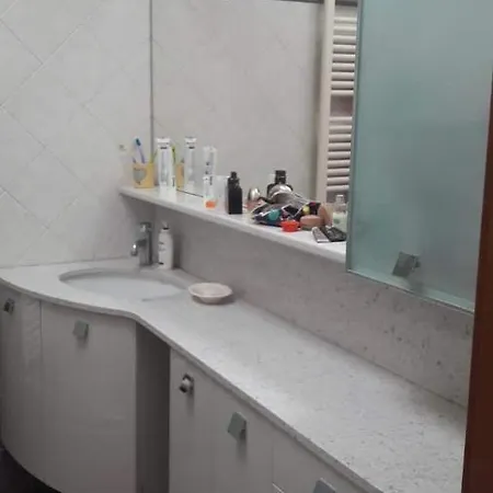 Quarto em Acomodações Particulares Private Room At Lillo'S Home